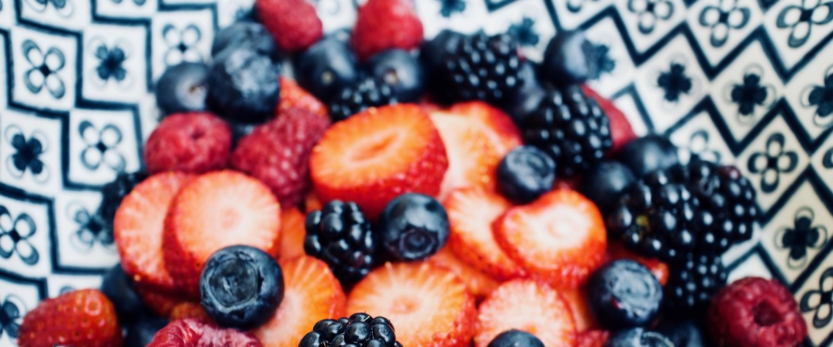 LES RECETTES DE FRANCIS : Crumble de Fruits Frais – Jus au Basilic (4 personnes)