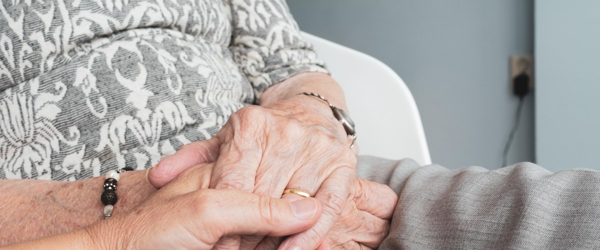 AUVERGNE-RHÔNE-ALPES : L’ARS renforce l’accompagnement des personnes âgées à domicile