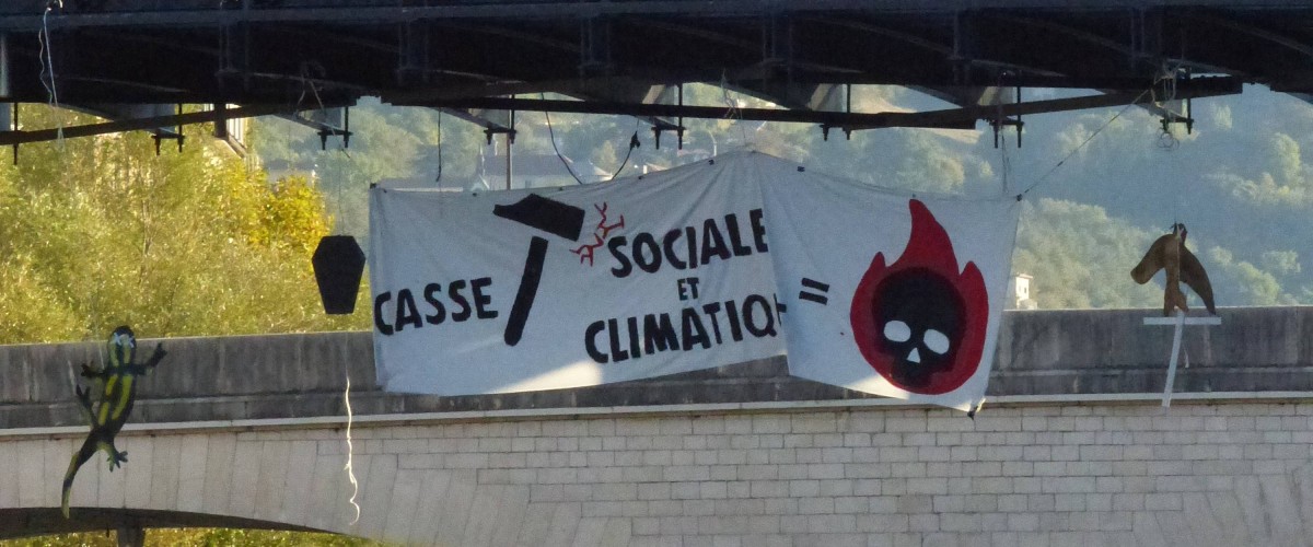 GRENOBLE : Une action symbolique sur la passerelle Saint-Laurent pour alerter sur les conséquences des canicules