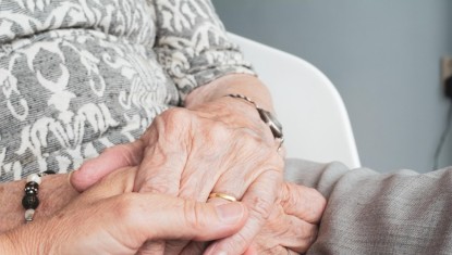 AUVERGNE-RHÔNE-ALPES : L’ARS renforce l’accompagnement des personnes âgées à domicile