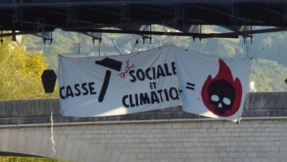 GRENOBLE : Une action symbolique sur la passerelle Saint-Laurent pour alerter sur les conséquences des canicules